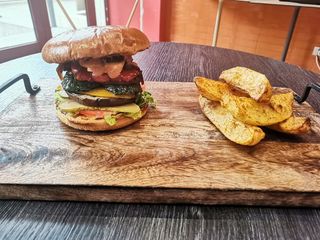 Burger vegetarian, cartofi