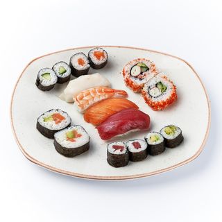 SUSHI VARIADO 16
