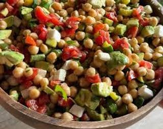 Insalata vegana di avocado e ceci