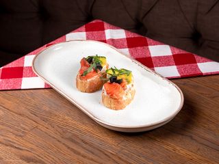 Брускети з лососем та авокадо (110г/2штг)