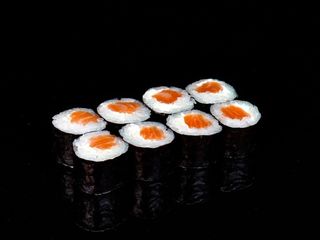 Hosomaki z łososiem 8 szt.