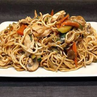 Yakisoba con pollo (soja-contiene gluten-huevo)