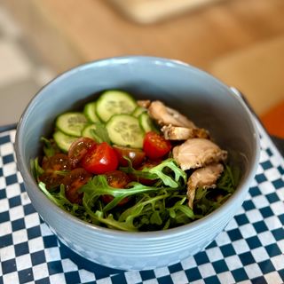 Боул з гречкою та куркою гриль