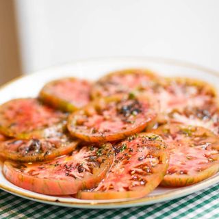 Tomate Aliñao con nuestro aceite de ajo y perejil