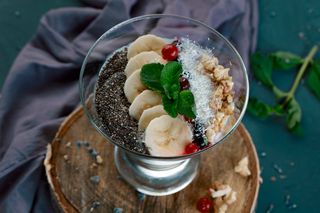 Iaurt cu nuci, semințe chia și musli