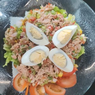 Ensalada de ATÚN ( con trozito de pan )