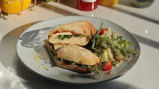 წითელი პესტოს და სულგუნის სენდვიჩი