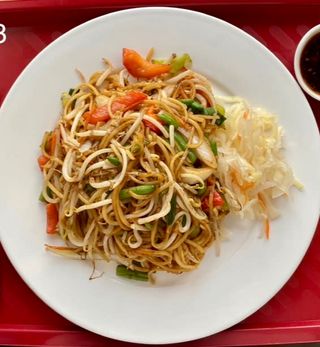 23 Smażony makaron z warzywami