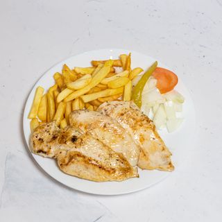 Pileći odrezak sa žara i pomfrit, zelje salata, luk