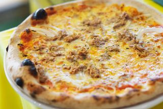 Pizza atún y cebolla