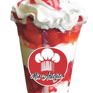 Vaso de fresa con crema pastelera y nata