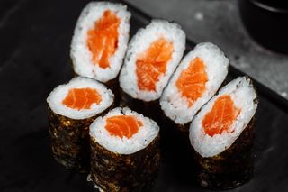 Макі з лососем (100г)