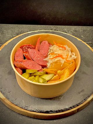 Ковбаски з оленя з гарніром (210г)