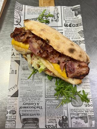 Sandwich cu piept de pui si bacon