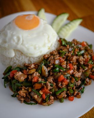 Pad kra pao kai dao