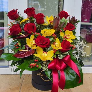 Cutie cu trandafiri rosii si orhidee cymbidium