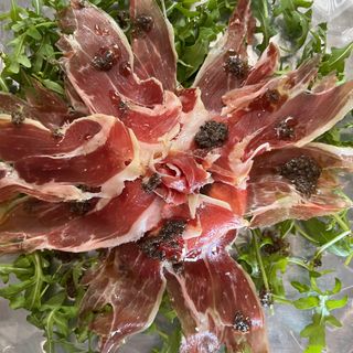 Burrata de trufa con rúcula e ibérico 