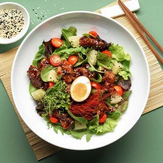 Салат з куркою в соусі теріякі