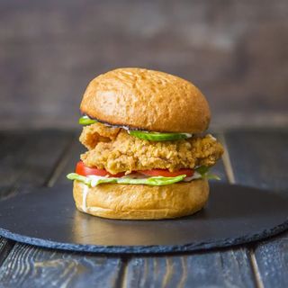 Бургер с курицей в кляре / Crispy Chicken Burger