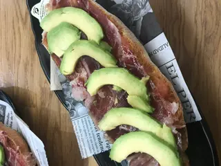 Tostada jamón ibérico cebo de campo y aguacate