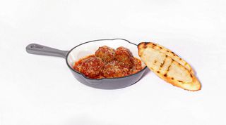 Polpette di manzo con salsa di pomodoro, pecorino romano DOP e pane tostato