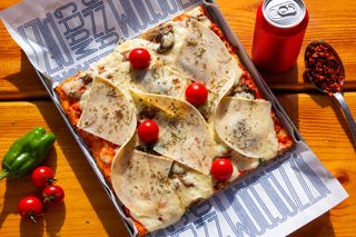 Pizza Jambon & Champignons - 1/4 Plateau (2 Personnes) + Boisson