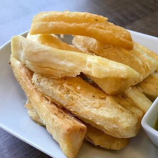 Ración de yuca frita