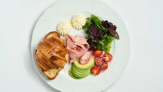 Круассан поджаренный на гриле с говяжьей  ветчиной