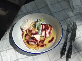 Бессарабські млинці з домашнім сиром та ягідним соусом (300g)