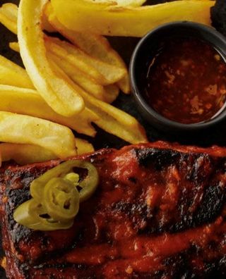 Свинячі реберця барбекю з картопляними діпами та соусом солодкий чилі 