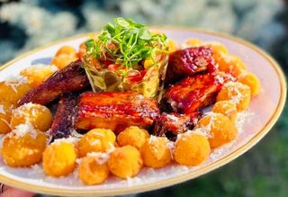 Coaste de porc cu cartofi aurii si sos BBQ si salata de muraturi