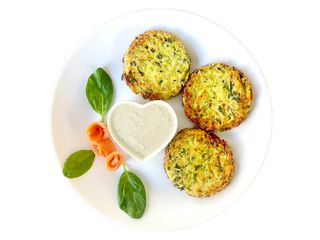 Кабачкові оладки з сьомгою та соусом Цезар (0,32kg)
