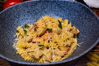 Fusilli with chicken and bell pepper