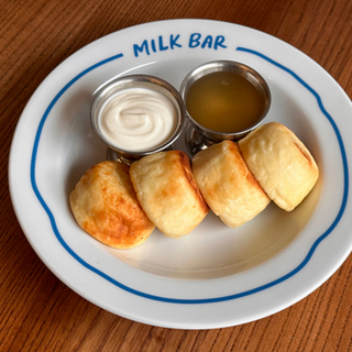 СИРНИКИ ЗІ СМЕТАНОЮ ТА МЕДОМ (230 г)