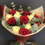 Buchet 15 trandafiri alb-rosu