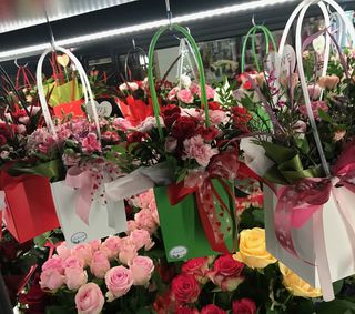 Flowerbox (kwiaty w pudełku lub torebce) w gąbce mokrej