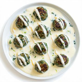 Спаначена кюфтенца с млечен сос 200г..