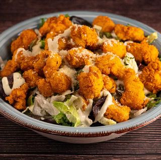 Ensalada Cesar con Pollo Rebosado