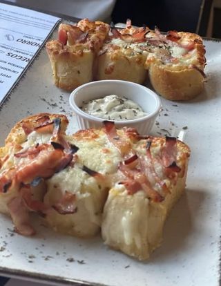 Pão de Alho c/ Queijo e Bacon
