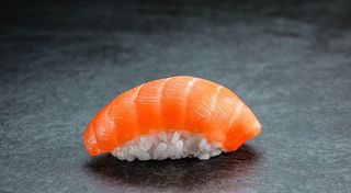 Суші зі слабосолоним лососем
