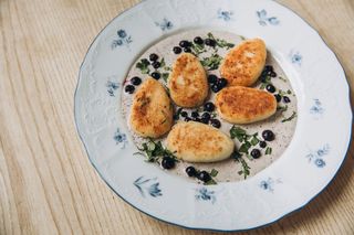 Сирники з маковим соусом та вишнею (220г)