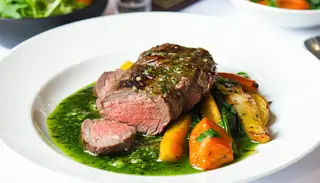 Muschiulet porc tras la tigaie in unt aromatizat