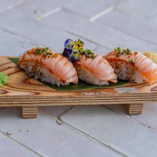 Nigiri de salmón braseado con salsa teriyaki (und)