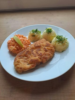 Filet z kurczaka, ziemniakami purée, surówka