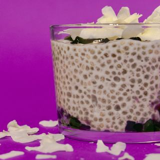 Chia puding sa džemom od borovnica i kokosovim pahuljama