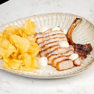Cotlet de porc cu chipsuri de cartofi și sos aioli cu muștar  500g