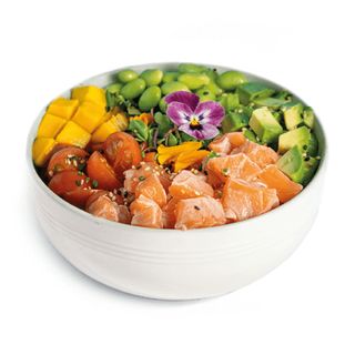 Poke salmón flambeado