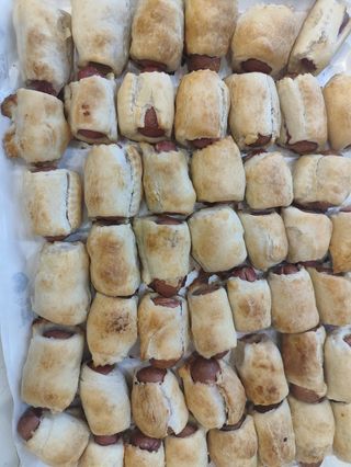 Spezzoni di pasta sfoglia e wurstel