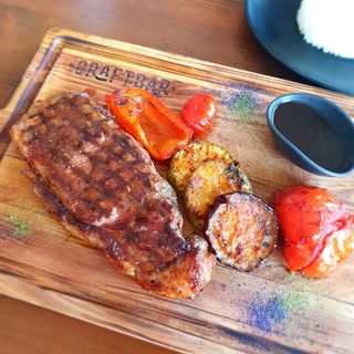 Стейк Нью-Йорк с картофелем по-деревенски