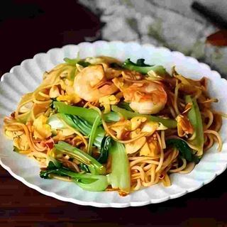 Tallarines fritos con gambas 虾仁炒面